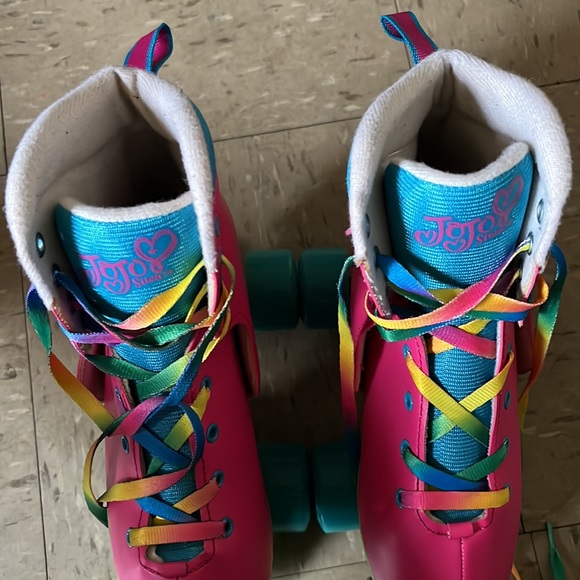 Beautiful Pink Skates - Picture 5 of 5